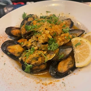 Mussels w/ White Wine & Garlic